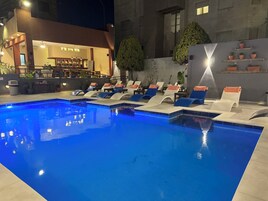 Una piscina al aire libre