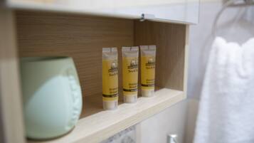 Vasca, set di cortesia gratuito, asciugacapelli, asciugamani