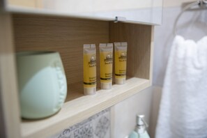 Bathtub, free toiletries, hair dryer, towels