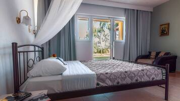 Suíte, vista para o mar, no jardim | 1 quarto, cofres nos quartos, individualmente mobiliados, escrivaninha