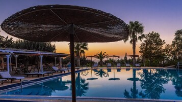 Piscina externa, guarda-sóis, espreguiçadeiras