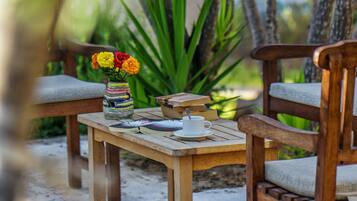 Suite, 2 habitaciones, vista al mar | 1 habitación, caja de seguridad en la habitación y muebles diferentes