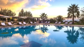 Piscina all'aperto, ombrelloni da piscina, lettini