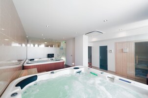 Indoor spa tub