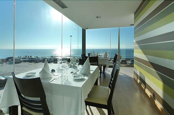 Petit déjeuner, déjeuner et dîner servis sur place, vue sur la mer