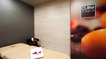 Een sauna, een bubbelbad, een stoombad, lichaamsbehandelingen