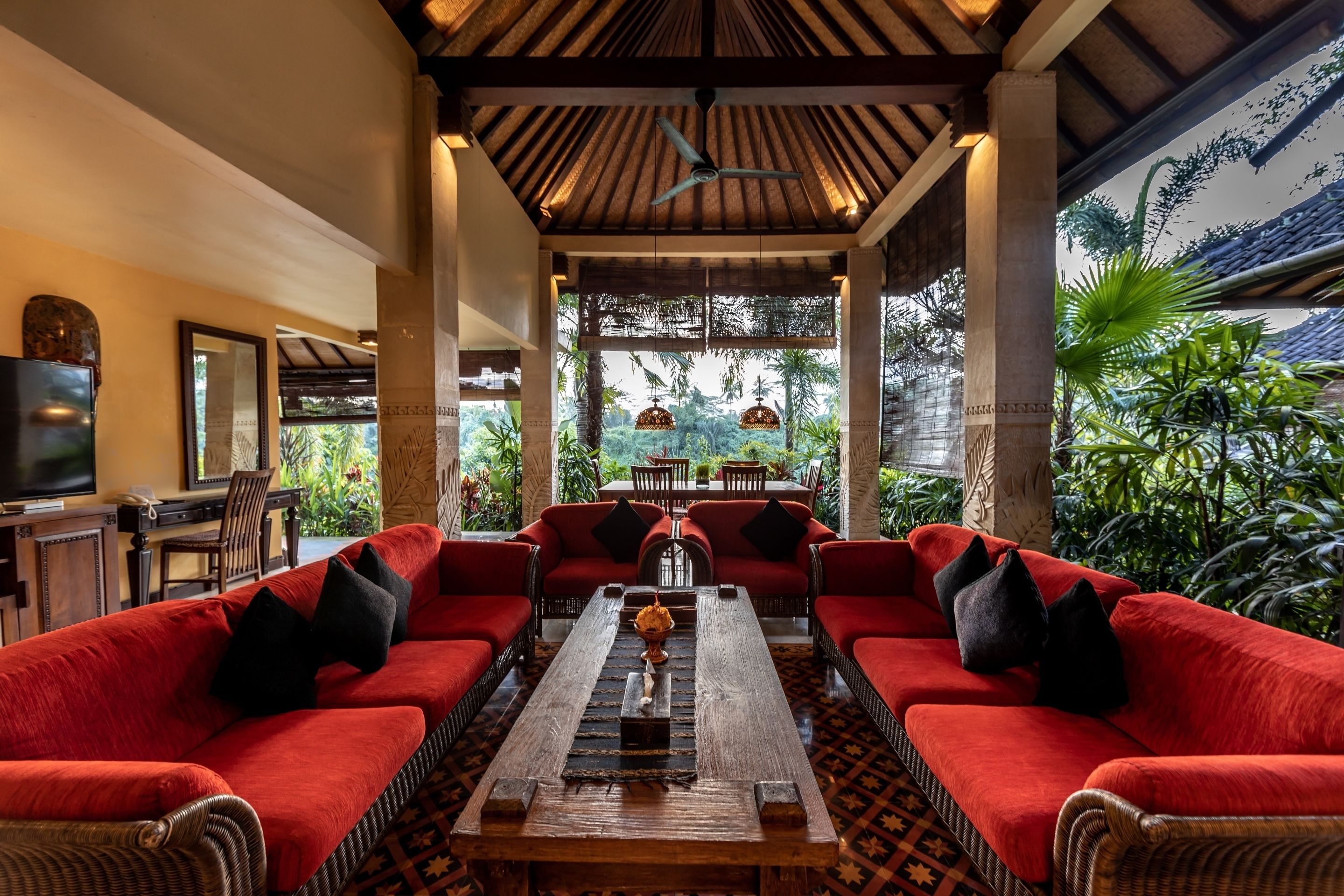 Familievilla, 4 soverom, privat basseng | Oppholdsområde | En 40-tommers LCD-TV med digitale kanaler samt TV