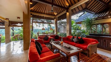 Vila família, 4 quartos, piscina particular | Área de estar | TV LCD 40 polegadas com canais digitais, TV