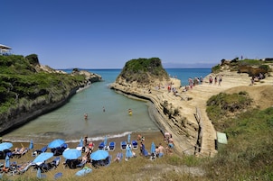 Sulla spiaggia, lettini da mare, ombrelloni, teli da spiaggia
