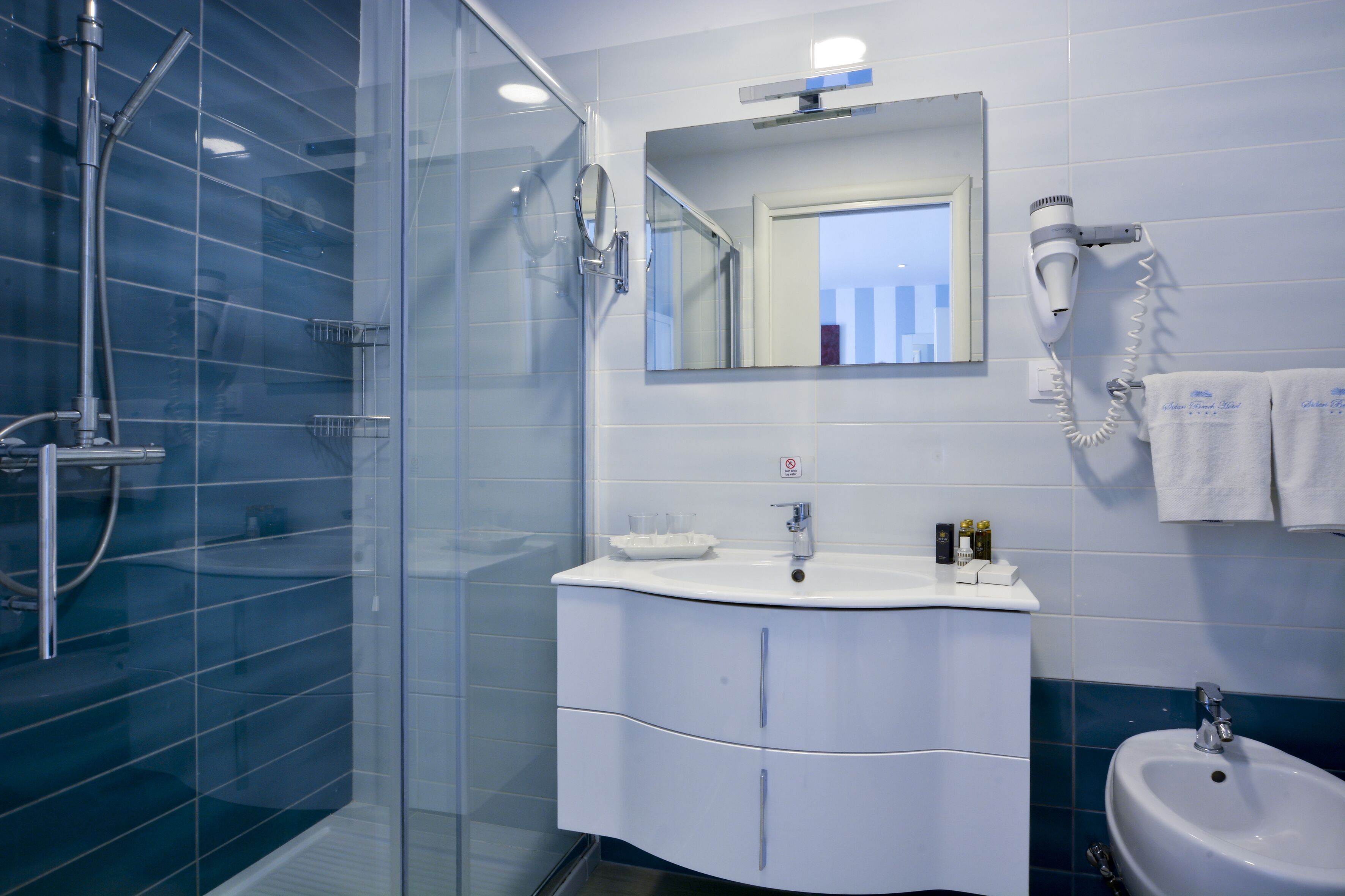 junior suite, sea view (galile) | bathroom | free toiletries, hair dryer, towels