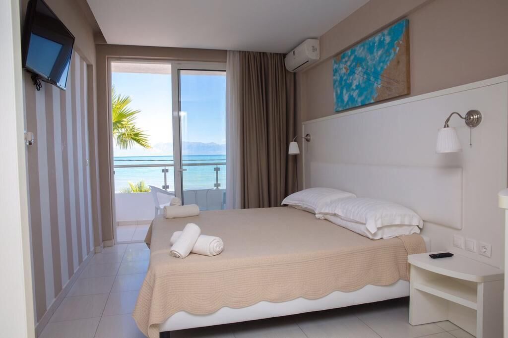 Double Room (Sea View Front) | Minibar, in-room safe, blackout drapes, soundproofing