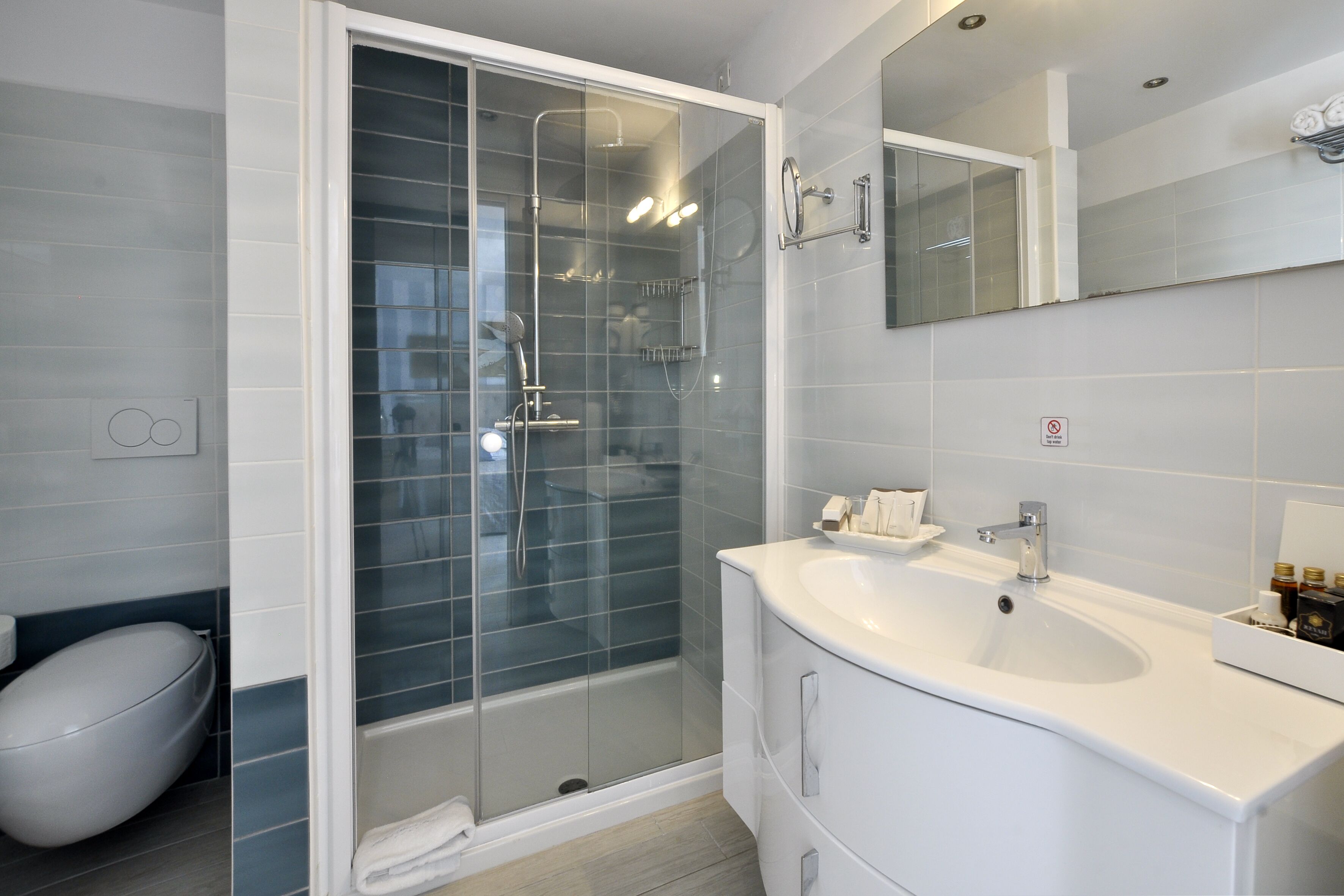 junior suite, mountain view (2 people) | bathroom | free toiletries, hair dryer, towels