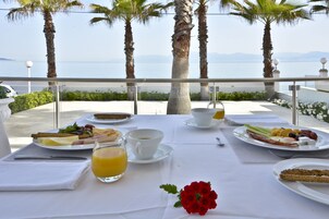 Free daily buffet breakfast