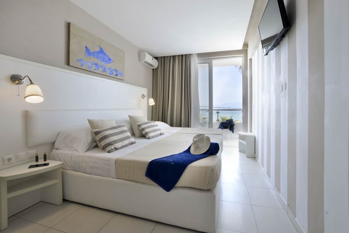 Triple Room (Sea View Front) | 1 bedroom, minibar, in-room safe, blackout curtains