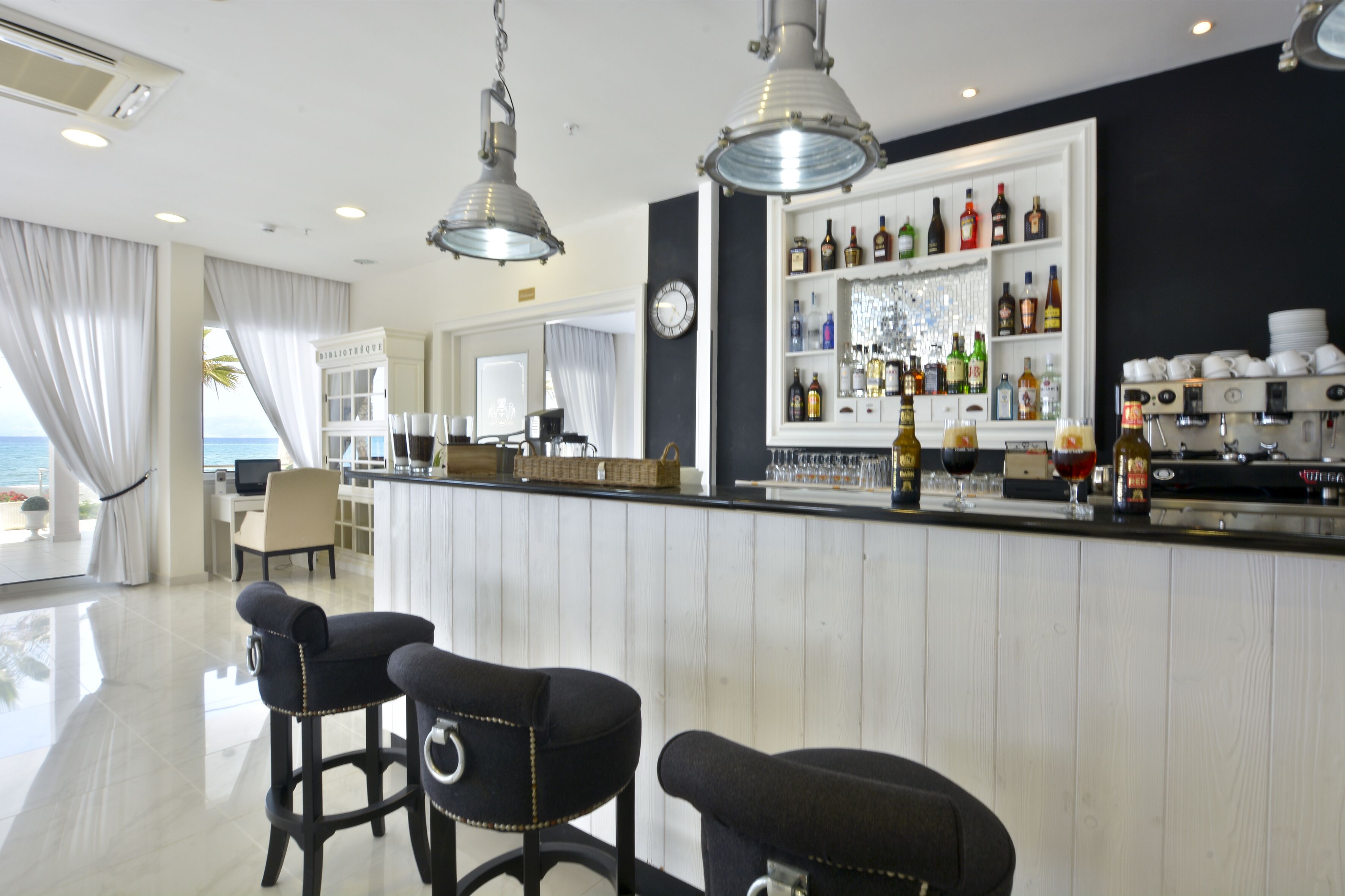 Lobby-lounge