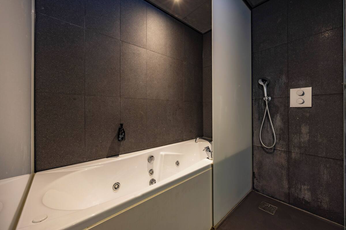 junior suite | bathroom | eco-friendly toiletries, towels