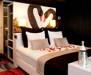 Pengeskab på værelset, skrivebord, mørklægningsgardiner