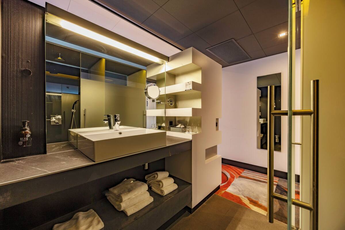 triple room | bathroom | eco-friendly toiletries, towels