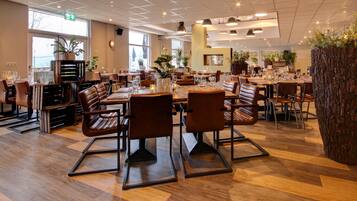 Breakfast, lunch, dinner served; international cuisine