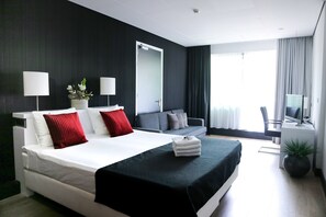 ห้องแฟมิลี่ | ตู้นิรภัยในห้องพัก, โต๊ะทำงาน, ผ้าม่านกันแสง, เปล/เตียงเด็กอ่อน