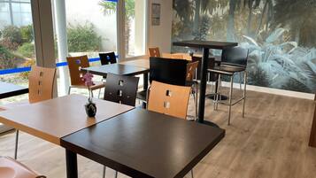 Petit déjeuner buffet (14.90 EUR par personne)