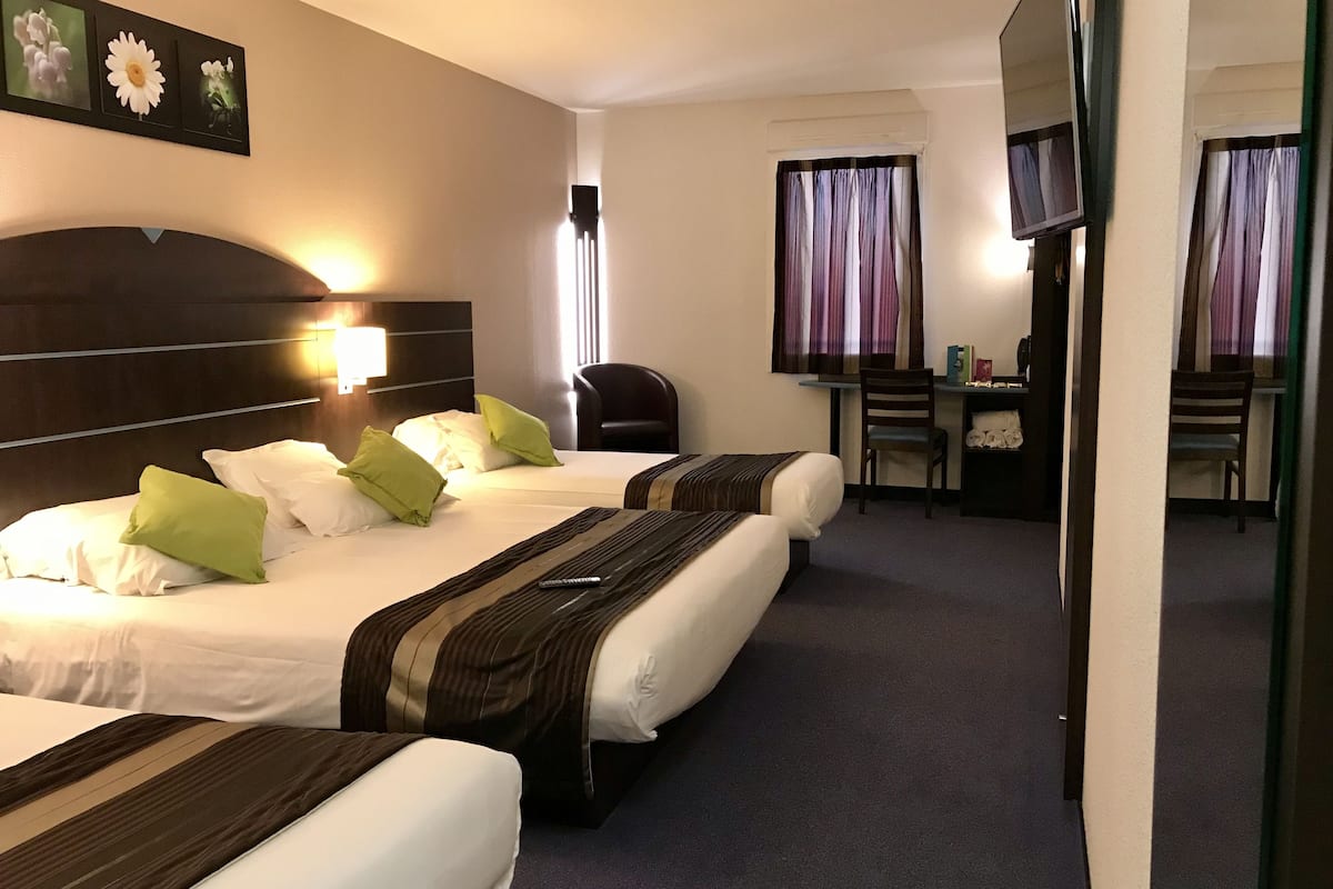 premium bedding, desk, free wifi, bed sheets