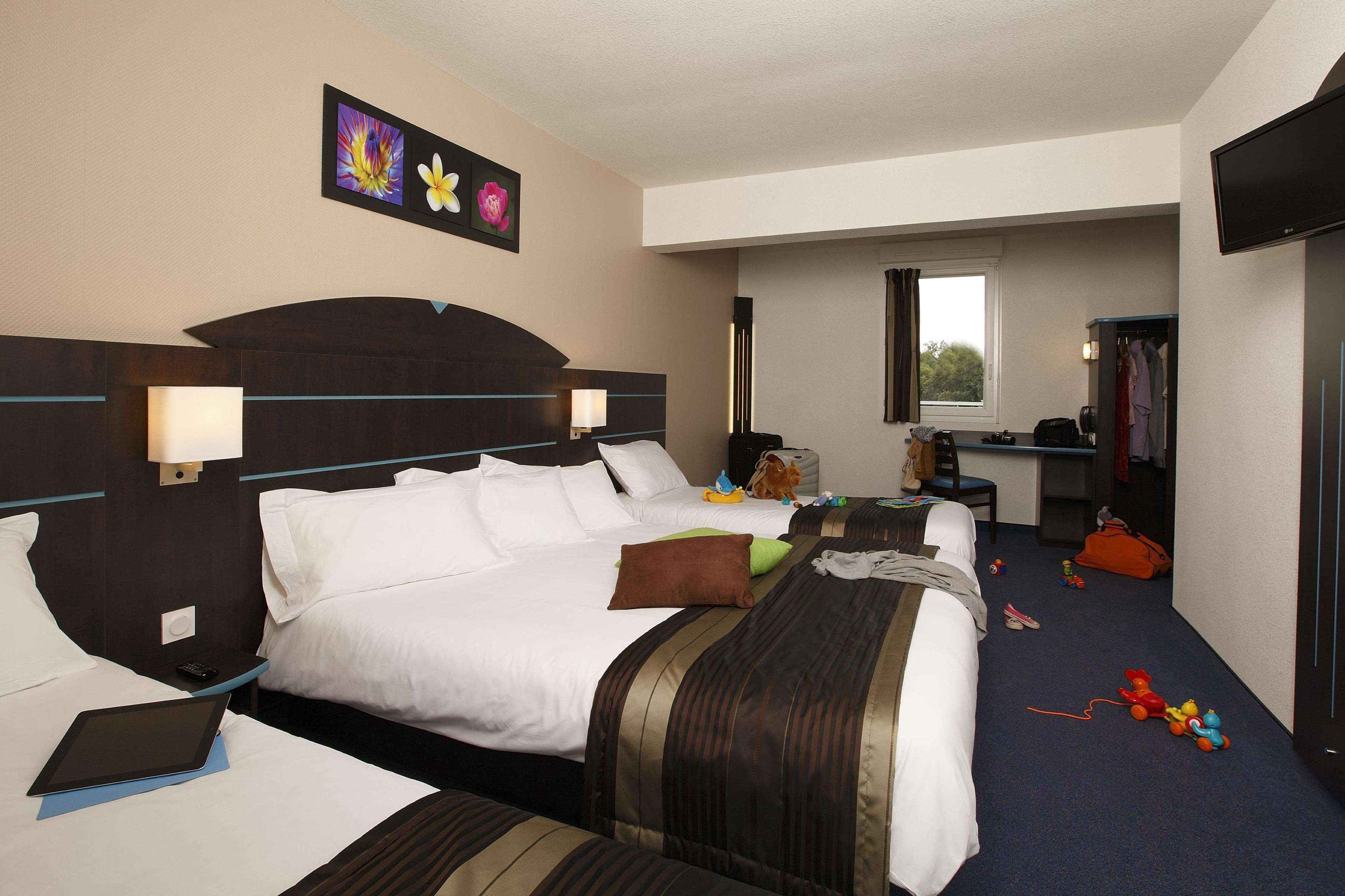 chambre quadruple | premium bedding, desk, free wifi, bed sheets