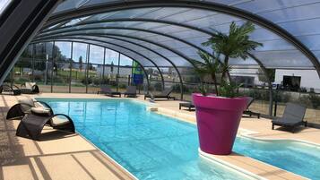 Una piscina al aire libre de temporada