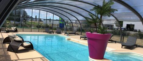 Kolam renang outdoor musiman