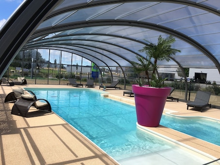 Una piscina al aire libre de temporada. Kyriad Dol de Bretagne