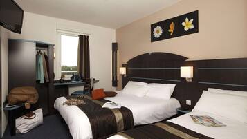 Chambre Triple | Premium bedding, desk, free WiFi, bed sheets
