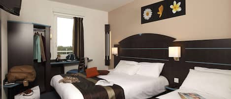 Quarto de hotel com duas camas, uma mesa, um guarda-roupa e uma janela.