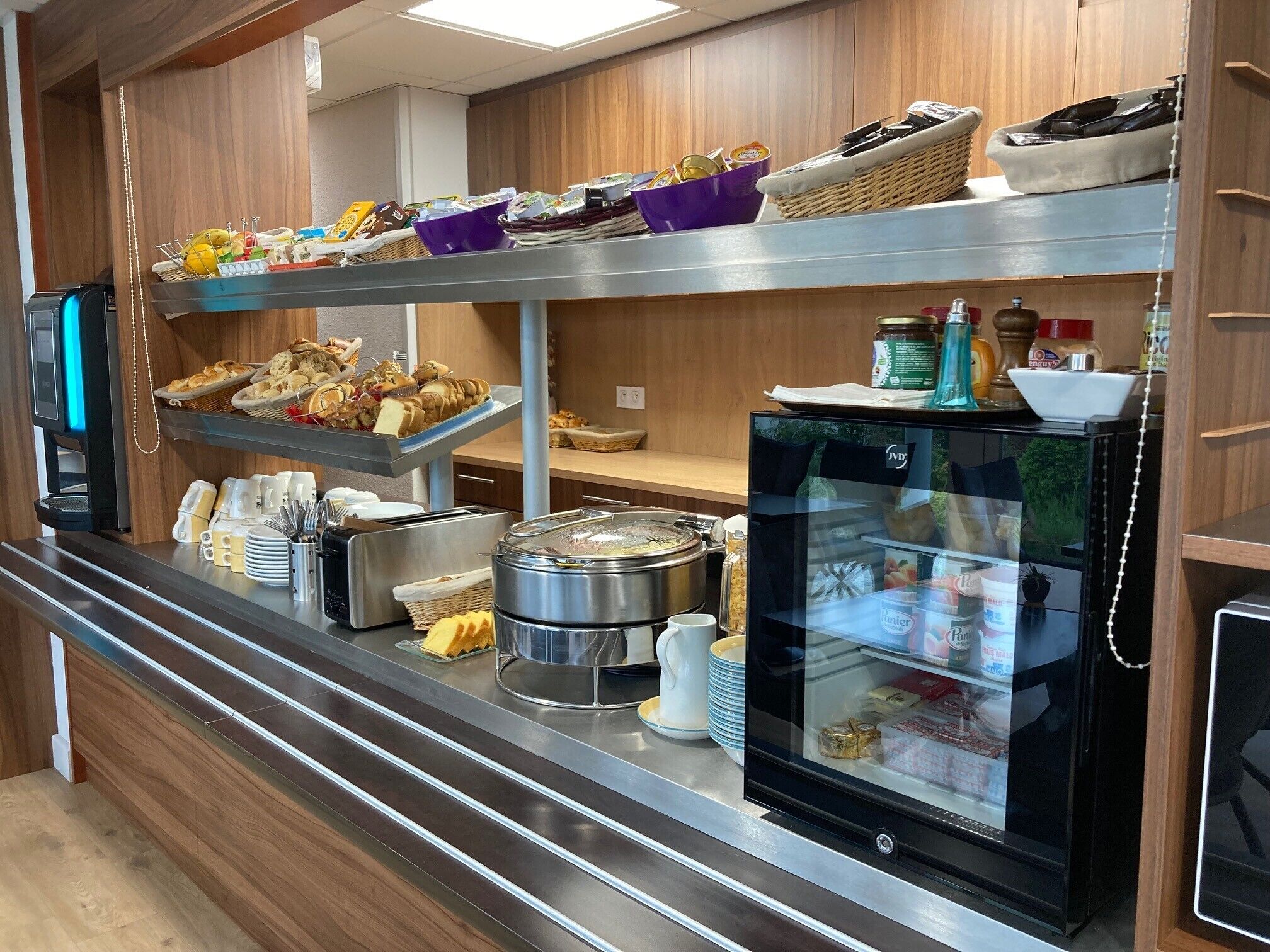 Daily buffet breakfast (EUR 14.90 per person)