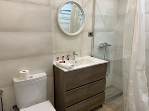 Basic Studio Apartment 4 people | Bathroom