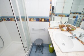 Basic Apartment, 1 Bedroom (5 people) | Bathroom - Apartamentos Pie de Pistas Mikka. (Pas de la Casa)