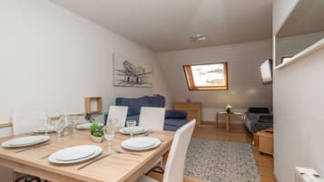 Basic Apartment, 1 Bedroom (5 people) | Dining room