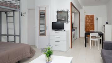 Basic Studio Apartment 4 people | Dining room