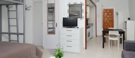 Basic Studio Apartment 4 people | Dining room