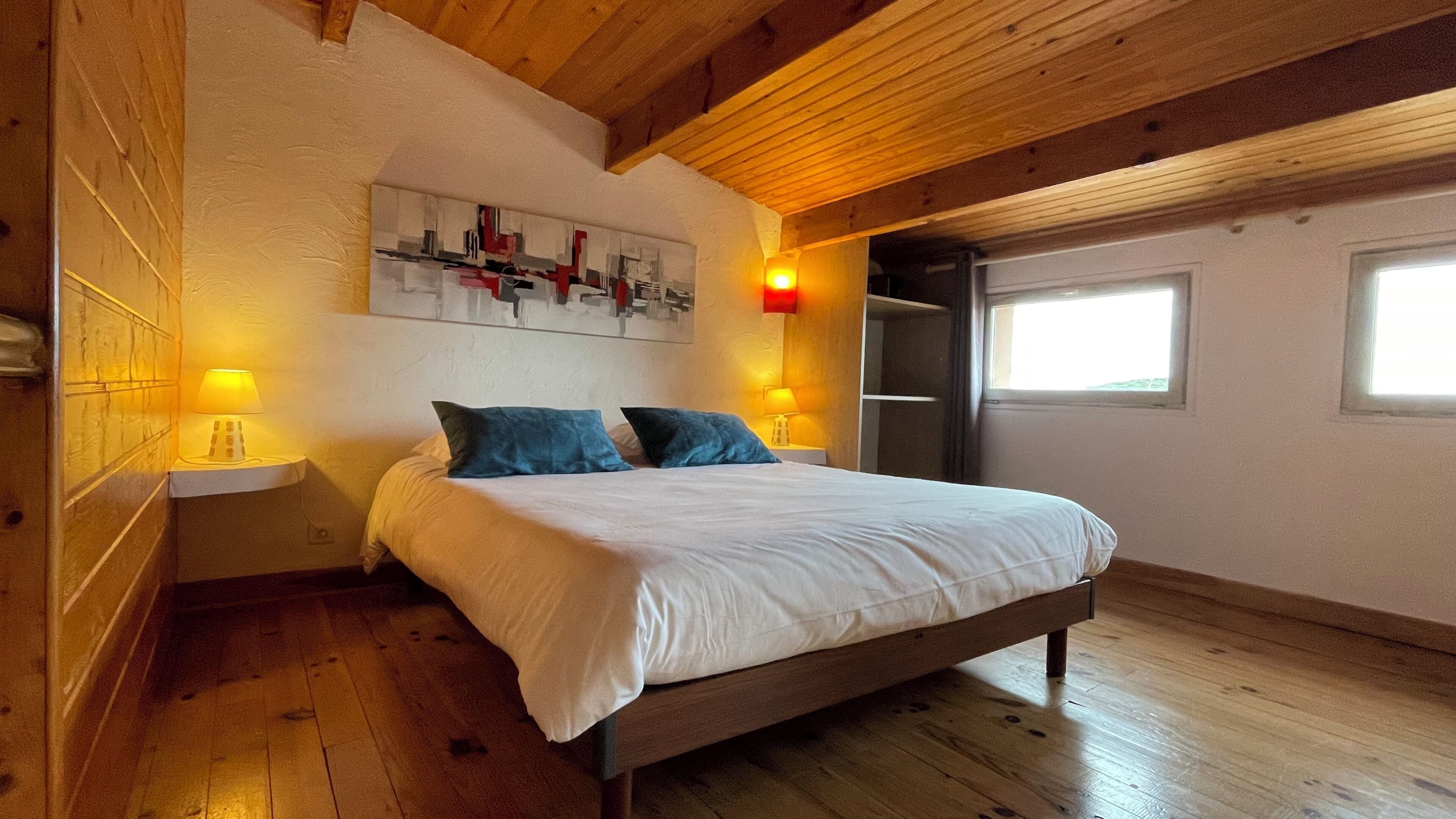 Ropa de cama de alta calidad y caja de seguridad en la habitación 