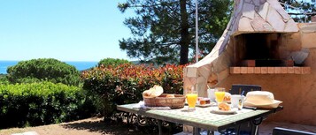 Ropa de cama de alta calidad y caja de seguridad en la habitación 