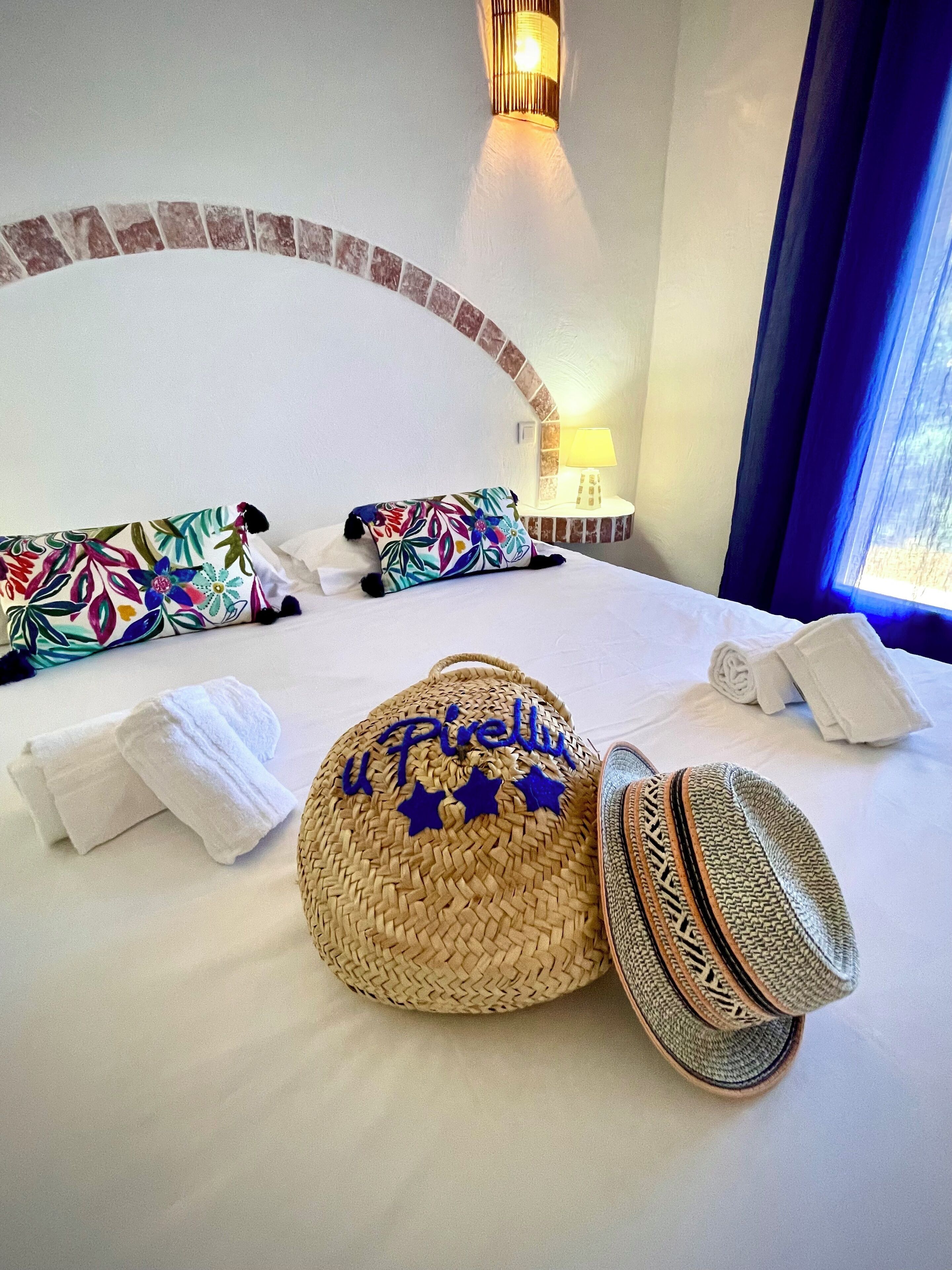 Ropa de cama de alta calidad y caja de seguridad en la habitación 