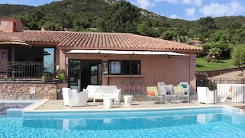 Bar en milieu de piscine