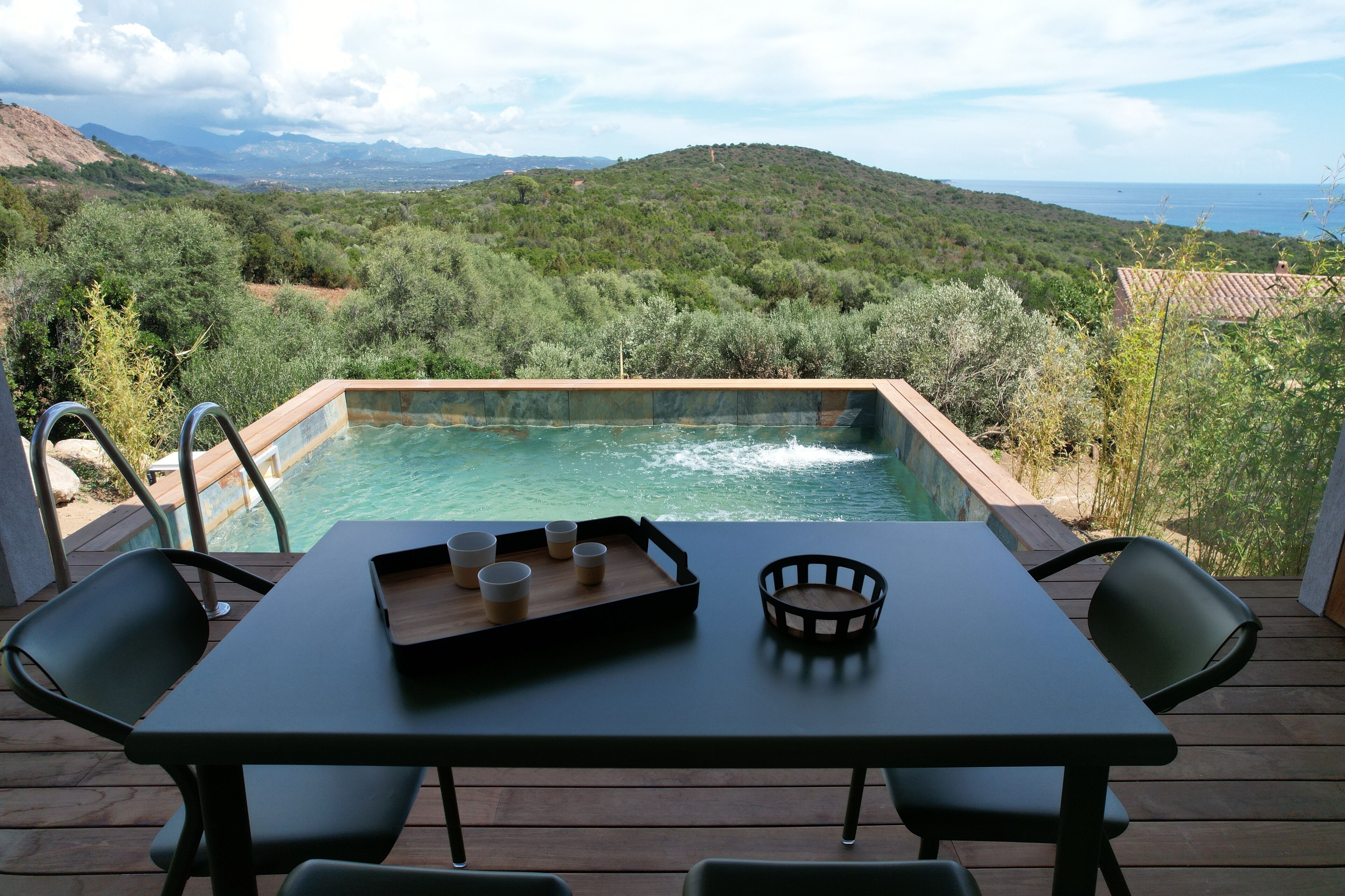 Villa avec Piscine Privée chauffée Albitru | Ropa de cama de alta calidad, caja fuerte, decoración individual
