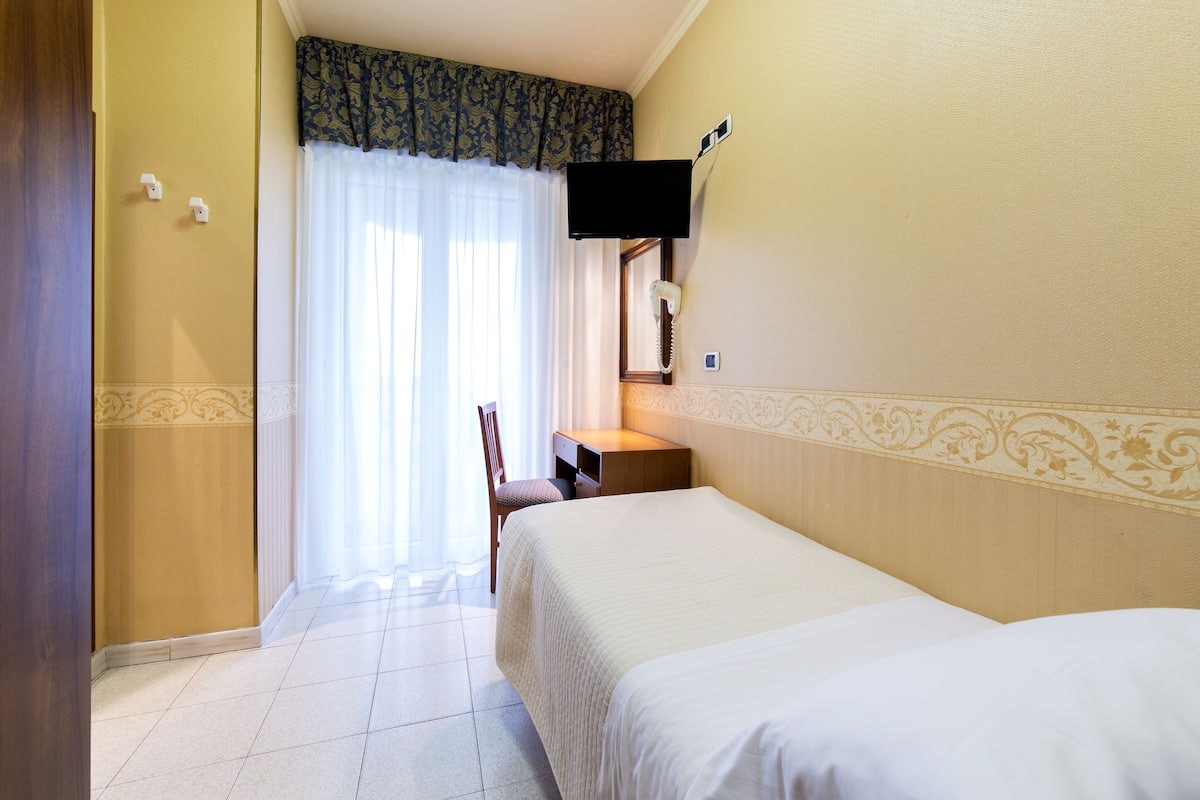 single room | hypo-allergenic bedding, down duvets, in-room safe