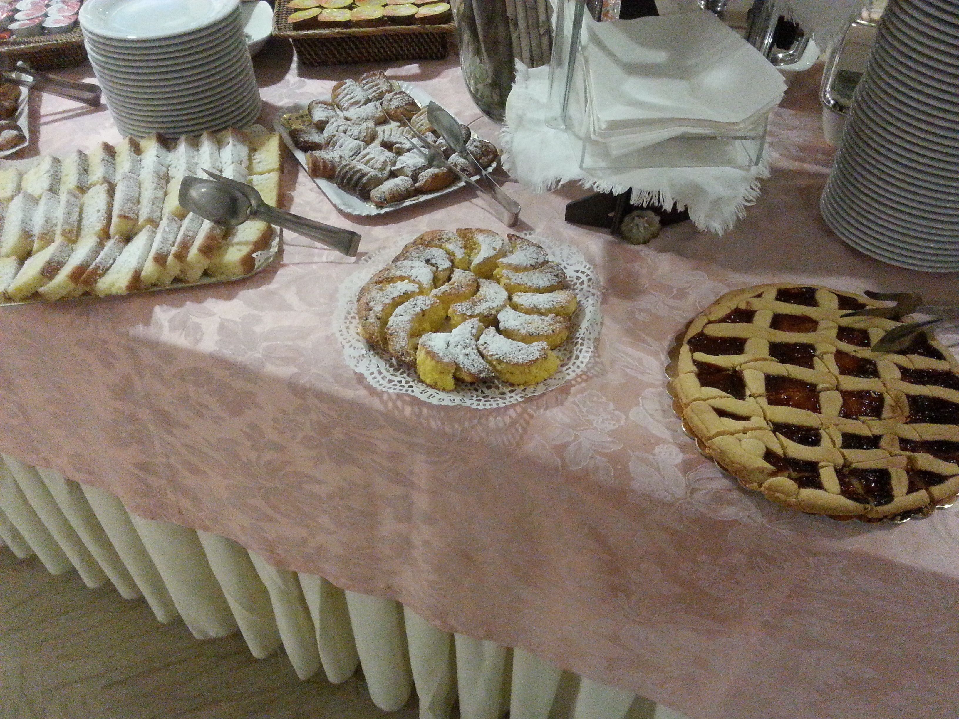 Een buffet met verschillende desserts en een taart.