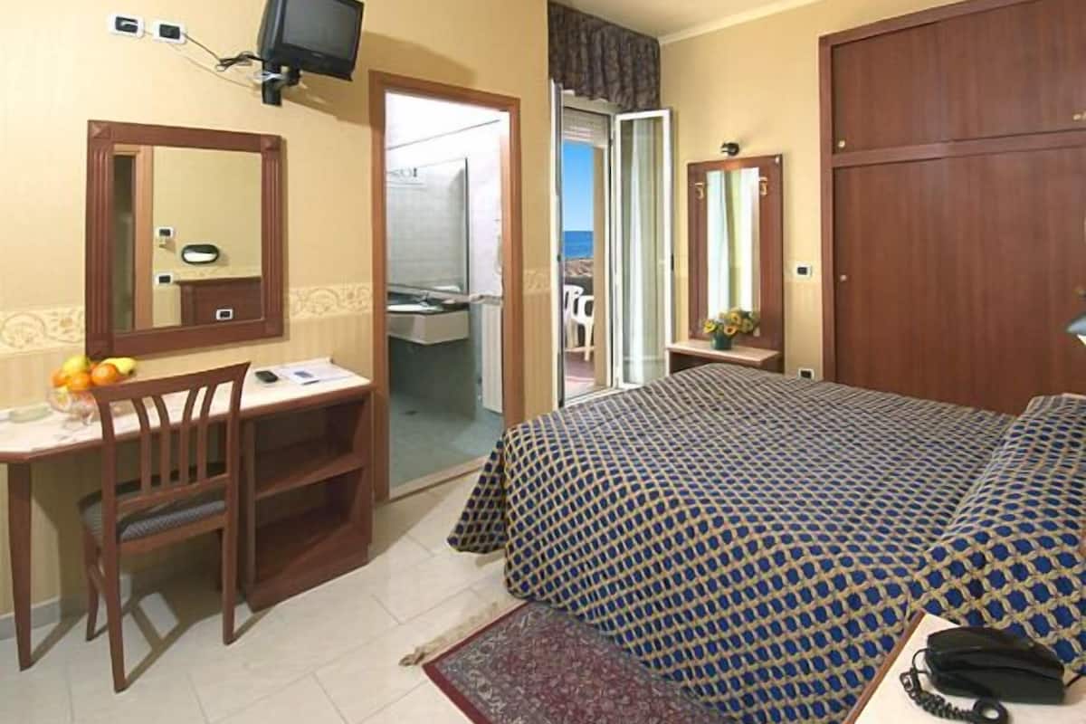 hypo-allergenic bedding, down duvets, in-room safe