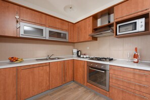 Full-sized fridge, microwave, oven, stovetop