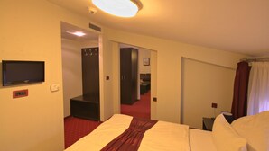 Suite Deluxe | Minibar, caja de seguridad en la habitación y escritorio