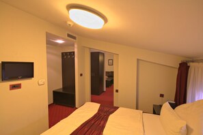 Deluxe Suite | Minibar, in-room safe, desk, soundproofing - Hotel Hamburg (Skopje)