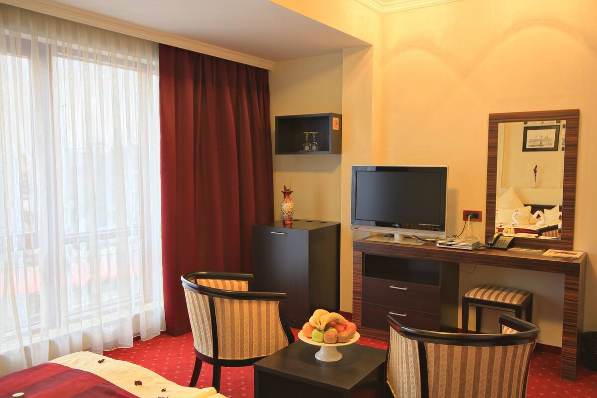 Chambre triple supérieure | Minibar, coffre-fort, bureau, système d’insonorisation